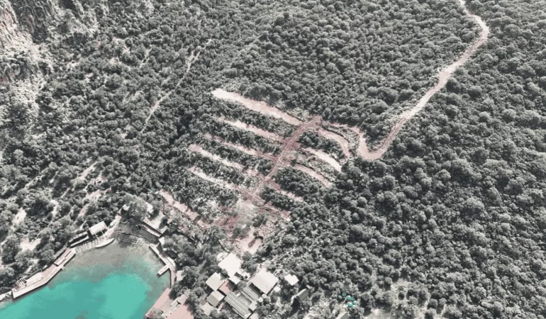 Kaş’ta Erkan Mumcu’ya Ait Arazide Hukuksuz İnşaat Tepkisi: Kaş Çevre ve Kültür Derneği Yargıya Başvurdu