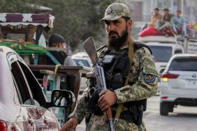 polizist-talibal-kabul-100