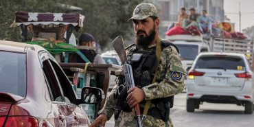 Taliban'ın Yeni Ceza Yasası: Şiddet, Kölelik ve Mutlak İtaati Yasallaştırdı 2 polizist-talibal-kabul-100