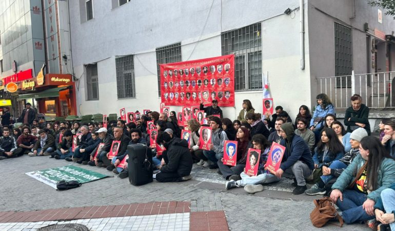 Suruç Katliamı’nın 127. Ayında İstanbul ve İzmir’de Adalet Nöbeti: ‘Suruç İçin Adalet, Herkes İçin Adalet’