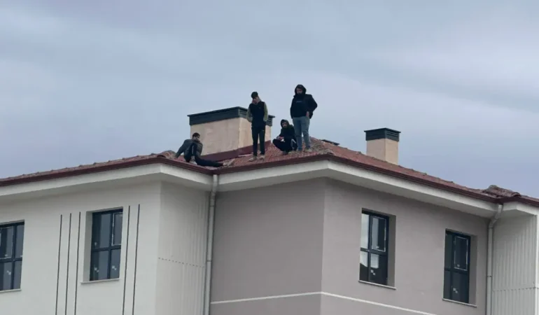 Malatya Battalgazi’de TOKİ İnşaatında Ücret Eylemi: 4 İşçi Çatıya Çıktı