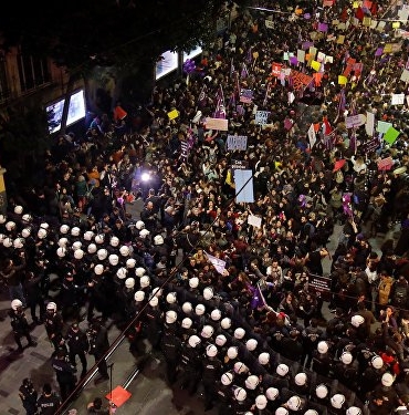 İstanbul Barosu, Beyoğlu Kaymakamlığı'nın 8 Mart Yasağına Karşı Dava Açtı 5 8-mart-feminist-gece-yuruyusune-polis-biber-gazi-v-1552118143