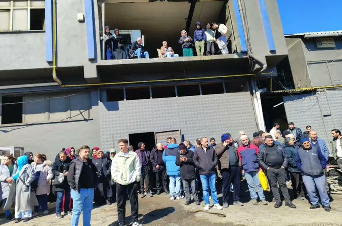 Konkordato İlan Eden Şenpres Fabrikasında İşçiler Eylemde: 4 Aylık Ücret ve Tazminatlar Ödenmedi