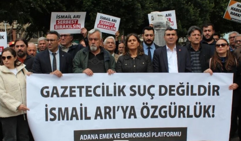 Adana Emek ve Demokrasi Platformu, Gazeteci İsmail Arı’nın Tutuklanmasını Protesto Etti