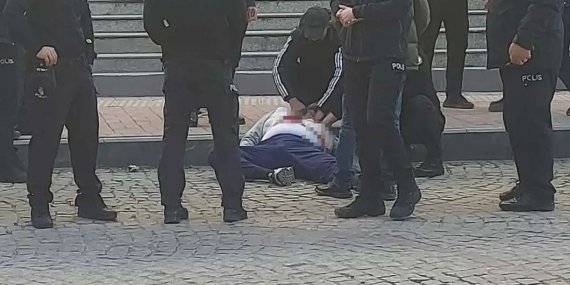 Kendisini Cinsel İstismara Maruz Bıraktığı İçin Dava Ettiği Kişiyi Adliye Önünde Kalbinden Bıçakladı
