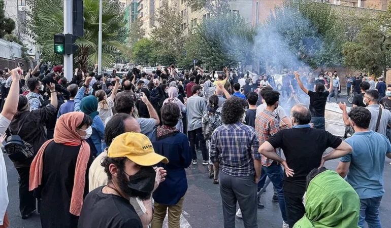 İran’daki Sokak Eylemlerinde Kolluk Öldürdüğü İddiasıyla 3 Kişi İdam Edildi