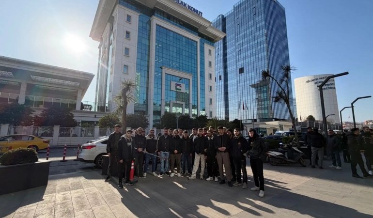 İnşaat-İş ve Dev Yapı-İş Üyesi İşçiler Emlak Konut Önünde ve Şantiyede Direnişte