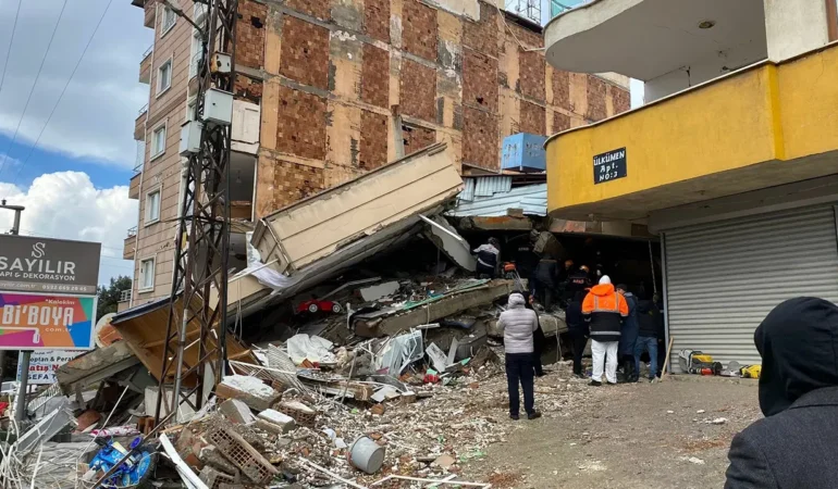 Eski MHP’li Belen Belediye Başkanı Cemil Yılmazlar Hakkında, 6 Şubat Depremlerinde 23 Canın Yitirildiği Kasaplar Apartmanı’na İlişkin Dava Açıldı