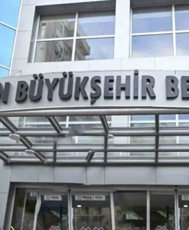 mersin-buyuksehir-belediyesi-ozel-kalem-muduru-dogukan-uyan-dahil-7-kisi-tutuklandi