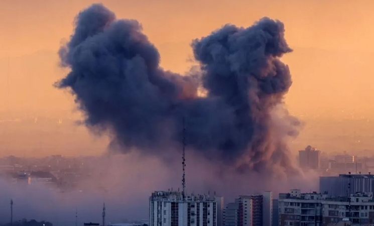 ABD/İsrail ile İran Savaşında 12. Gün: Çatışmalar Bölgeye Yayılıyor, Tel Aviv’de Sirenler, Körfez Üslerinde Hasar