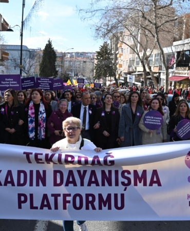 Tekirdağ’da 8 Mart’ta Kadınlar Sokaklardaydı: 'Kadına Rol Biçmeyin, Kadını Öldürmeyin' 8 tekidağ-8 mart