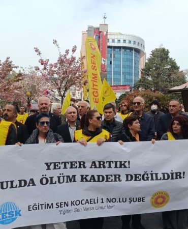 Okul-saldirilari-sonrasi-Egitim-Sen-Kocaeli-1-Nolu-Subeden-oturma-eylemi