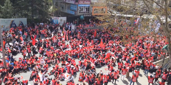 Eğitimcilere Polis Barikatı: MEB’e Yürüyüş Engellendi, Oturma Eylemi Başladı