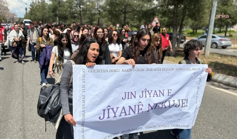 Diyarbakır’da Dicle Üniversitesi Öğrencileri Kadın Cinayetlerine Karşı Yürüdü