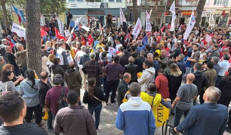 Edremit’te 5 Eğitim Sendikası Okullarda Şiddete Karşı Ortak Eylem Yaptı 1 ÖĞRETMENLERDEN "ŞİDDET" TEPKİSİ: "EKRANDA ŞİDDET İÇEREN DİZİLER DURDURULMALI"