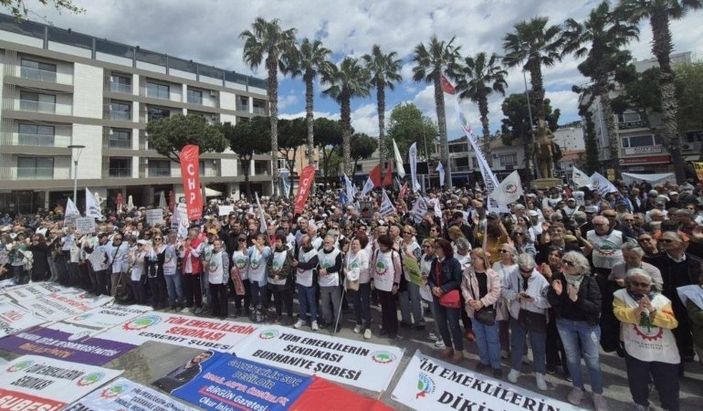 Dikili’de Emekliler Sefalet Zulmüne Karşı Meydanlarda: Düşük Maaşlar ve Hak Kayıpları Protesto Edildi