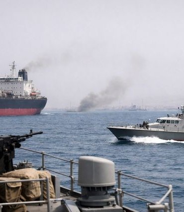 hurmuz-bogazini-gecmeye-calisan-2-gemiye-ates-19761440_9456_osd
