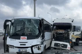 Karaman’da Fabrika İşçilerini Taşıyan Midibüs Tırla Çarpıştı: 12 İşçi Yaralandı 11 karaman