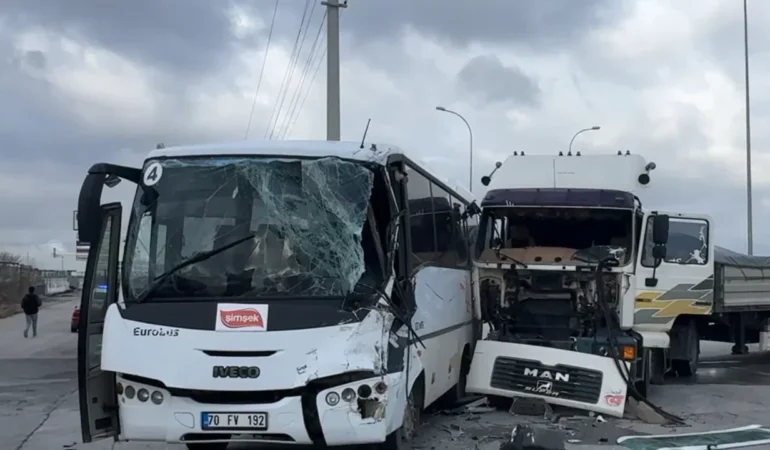 Karaman’da Fabrika İşçilerini Taşıyan Midibüs Tırla Çarpıştı: 12 İşçi Yaralandı