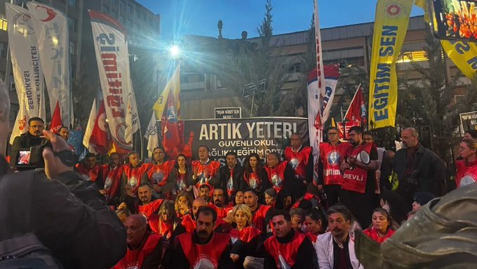 Öğretmenler, Milli Eğitim Bakanlığı Önünde Yaşam Nöbeti Başlattı