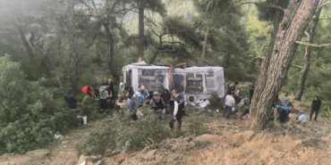 Tarım İşçilerini Taşıyan Midibüs Devrildi: Şoför ve 21 İşçi Yaralandı 42 tarım işçileri kaza-izmir