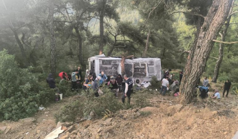 Tarım İşçilerini Taşıyan Midibüs Devrildi: Şoför ve 21 İşçi Yaralandı