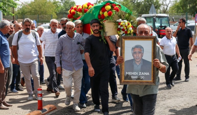 Eski Diyarbakır Belediye Başkanı Mehdi Zana Son Yolculuğuna Uğurlandı