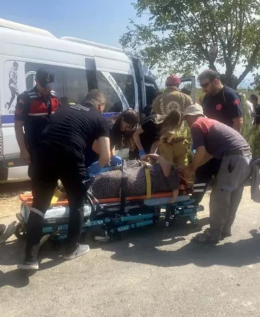Tarım İşçilerini Taşıyan Minibüs Kaza Yaptı: 14 İşçi Yaralandı 2 362688