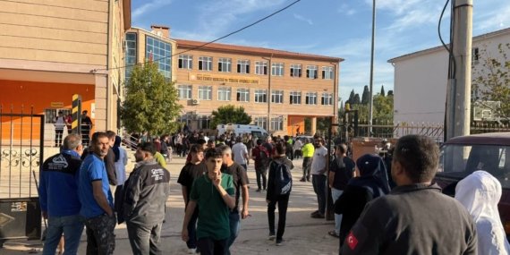 Manisa Turgutlu’da lise yakınında silahlı saldırı: 11 yaralı
