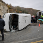 Kastamonuda-Yol-Iscilerini-Tasiyan-Minibus-Devrildi-1-Olu-4-Yarali-kai
