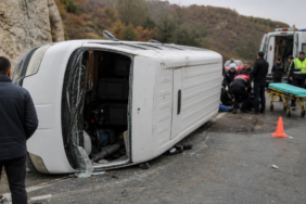 Kastamonuda-Yol-Iscilerini-Tasiyan-Minibus-Devrildi-1-Olu-4-Yarali-kai