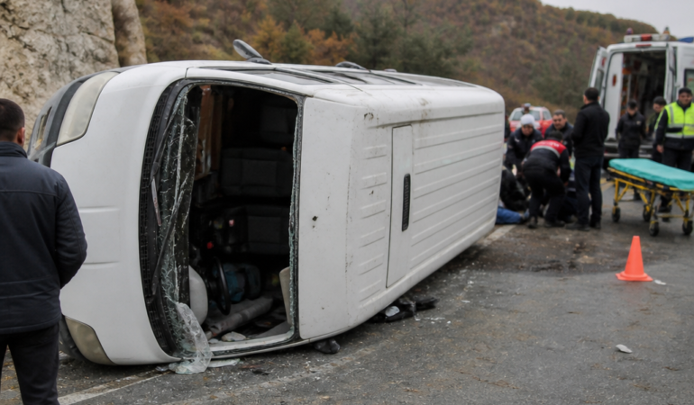 Kastamonu’da yol işçilerini taşıyan minibüs devrildi: 1 ölü, 4 yaralı