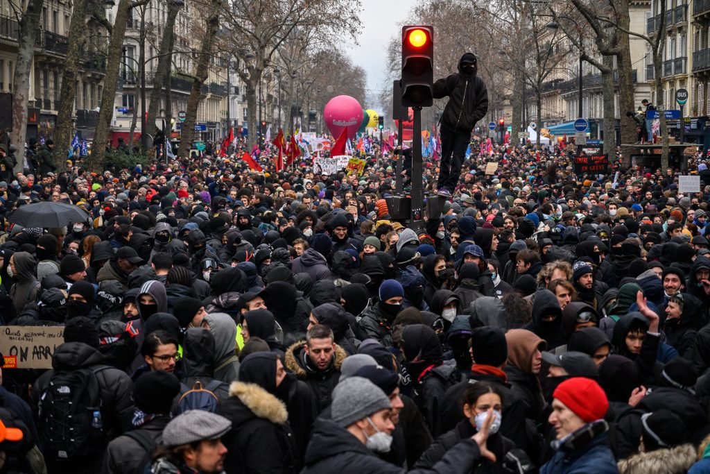 PARISTE EMEKLILIK REFORMU PROTESTO EDILDI 1024x683 1
