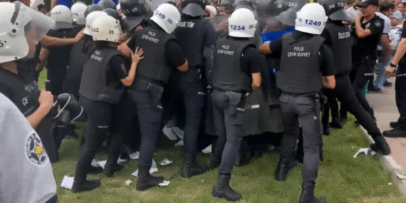 Ege Üniversitesi’nde Stant Açan Öğrencilerden 26’sı Serbest, Ulaş Yıldırım Tutuklandı
