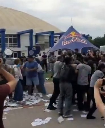 Ege Üniversitesi’nde genelgeye karşı öğrenci protestosuna polis-ÖGB saldırısı: 27 gözaltı 2 ege uni1