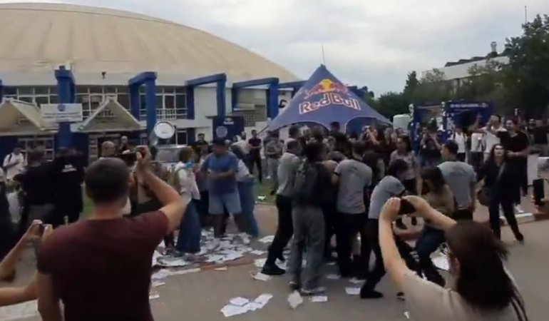 Ege Üniversitesi’nde genelgeye karşı öğrenci protestosuna polis-ÖGB saldırısı: 27 gözaltı 1 ege uni1