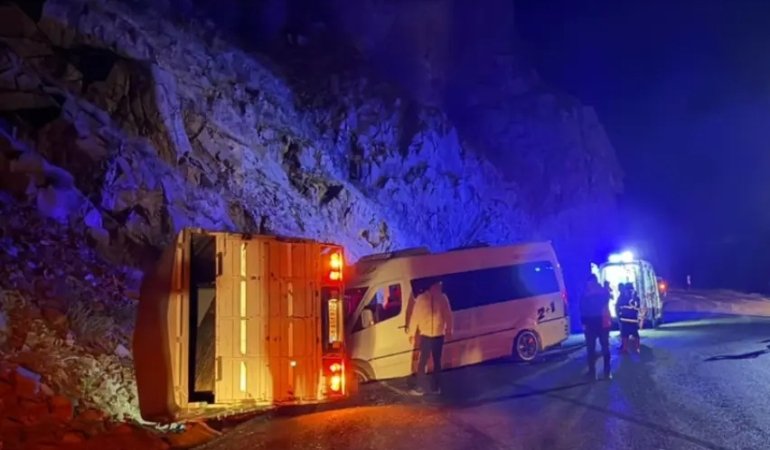 Tarım İşçilerini Taşıyan Minibüs Kaza Yaptı: 23 Yaralı