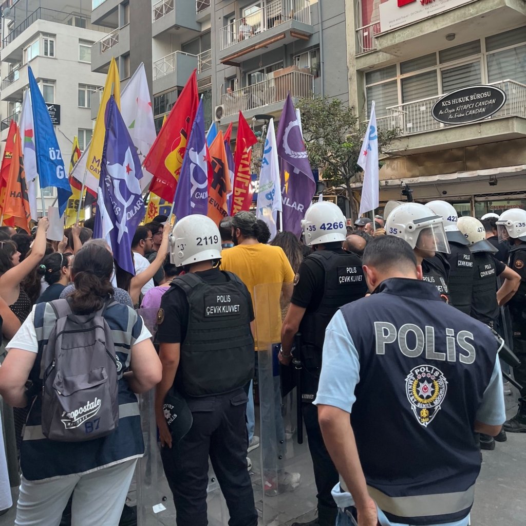 LGBTİ+ Operasyonlarına İzmir’de Tepki: Protestoya Biber Gazı ve Gözaltı 25 izmir-lbgti