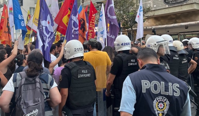 LGBTİ+ Operasyonlarına İzmir’de Tepki: Protestoya Biber Gazı ve Gözaltı