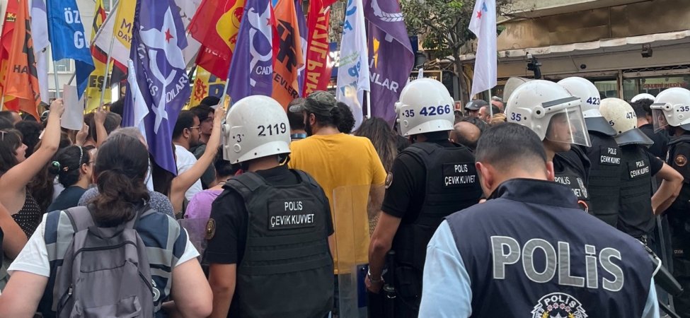 LGBTİ+ Operasyonlarına İzmir’de Tepki: Protestoya Biber Gazı ve Gözaltı 1 izmir-lbgti