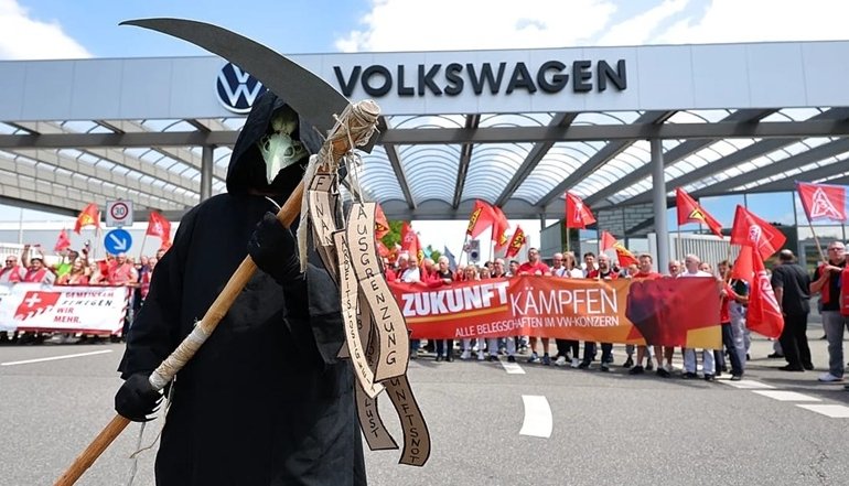 Volkswagen’de işçi kıyımı: 50 bin işçi daha işten çıkarılacak!