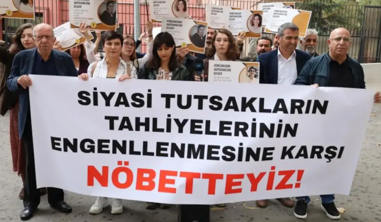 Adalet Bakanlığı Önünde Tahliye Protestosu: Nuriye ve Devrim Gülşen Adet’in Tahliyeleri 5. Kez Ertelendi