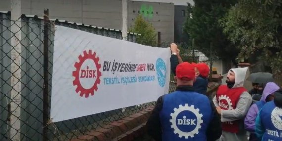 Tuzla’daki Burgmann Fabrikasında İşçiler Grev Pankartını Astı