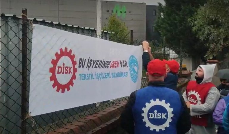 Tuzla’daki Burgmann Fabrikasında İşçiler Grev Pankartını Astı