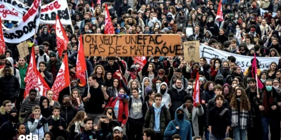 Macron, İçişleri Bakanı’nın İstifasını Reddetti: Fransa’da Toplumsal Öfkeye Güvenlikçi Yaklaşım