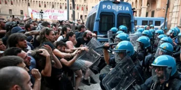 Yeryüzünün Sokakları Konuşuyor: Dünya Halkları Dayatılana İtiraz Ediyor (1) 3 itl