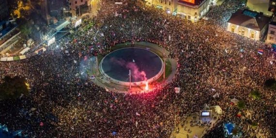 Sırbistan’da Öğrenci Hareketi Seçimleri Kazandı: İki Yıllık Protestolar Vučić İktidarını Geriletti