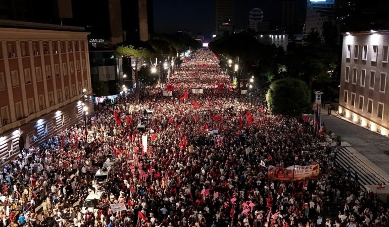 Arnavutluk’ta Halk Çokuluslu Sermayeye Direniyor: “Arnavutluk Satılık Değil!”